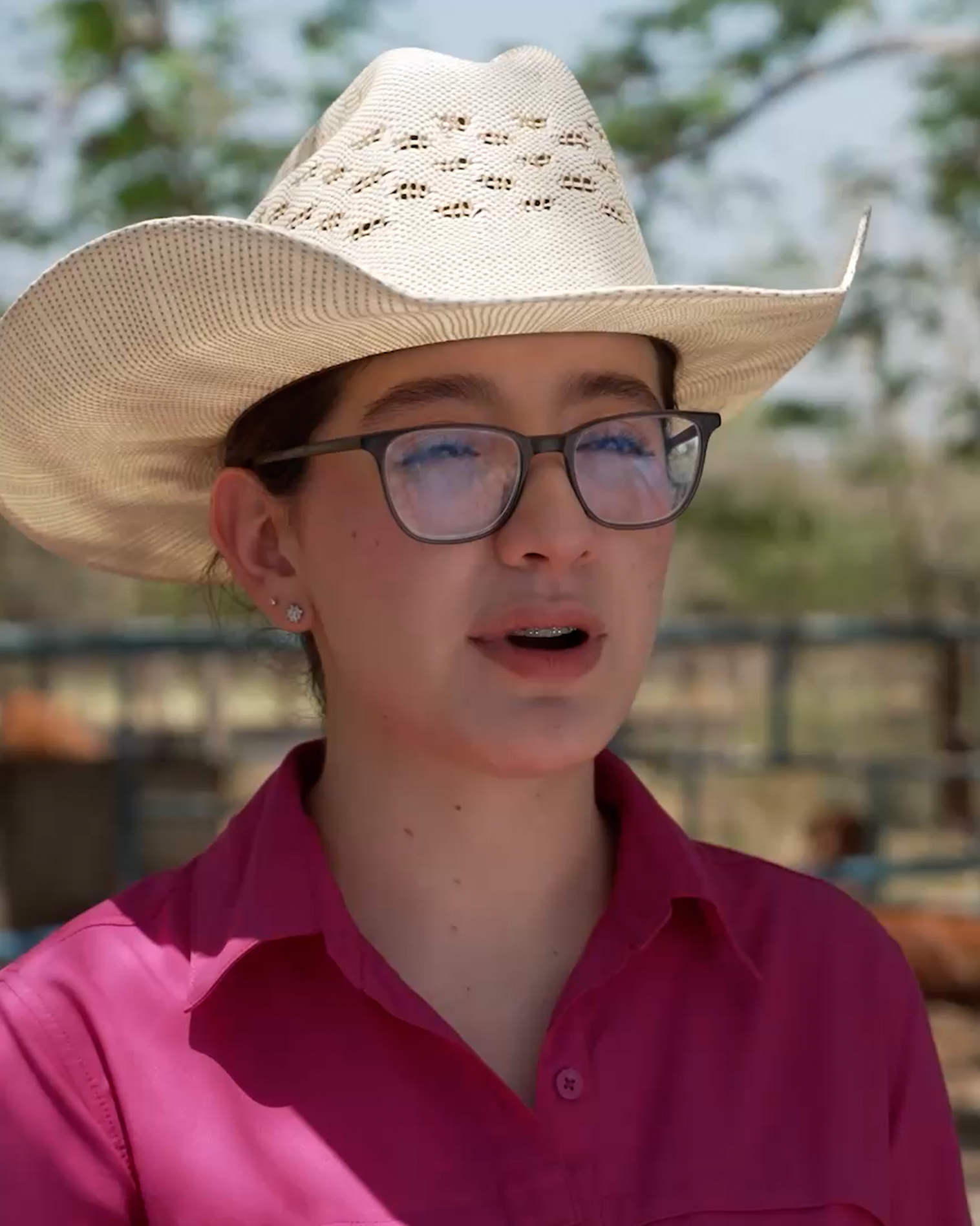 Woman in mexico speaking, with a white cowboy hat