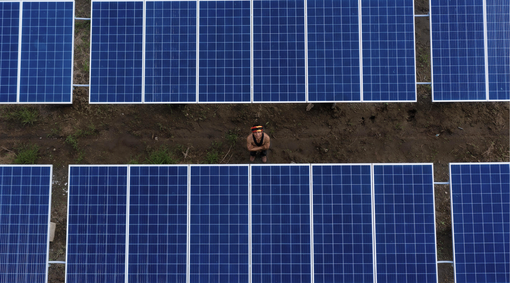  Gunter Yandari, a Kandozi fisherman leader in the Peruvian Amazon, promotes sustainable fishing and wetland conservation. Through this GCF-backed project, solar panels now power an ice factory that purifies river water and produces ice for households and businesses. Photo: Profonanpe