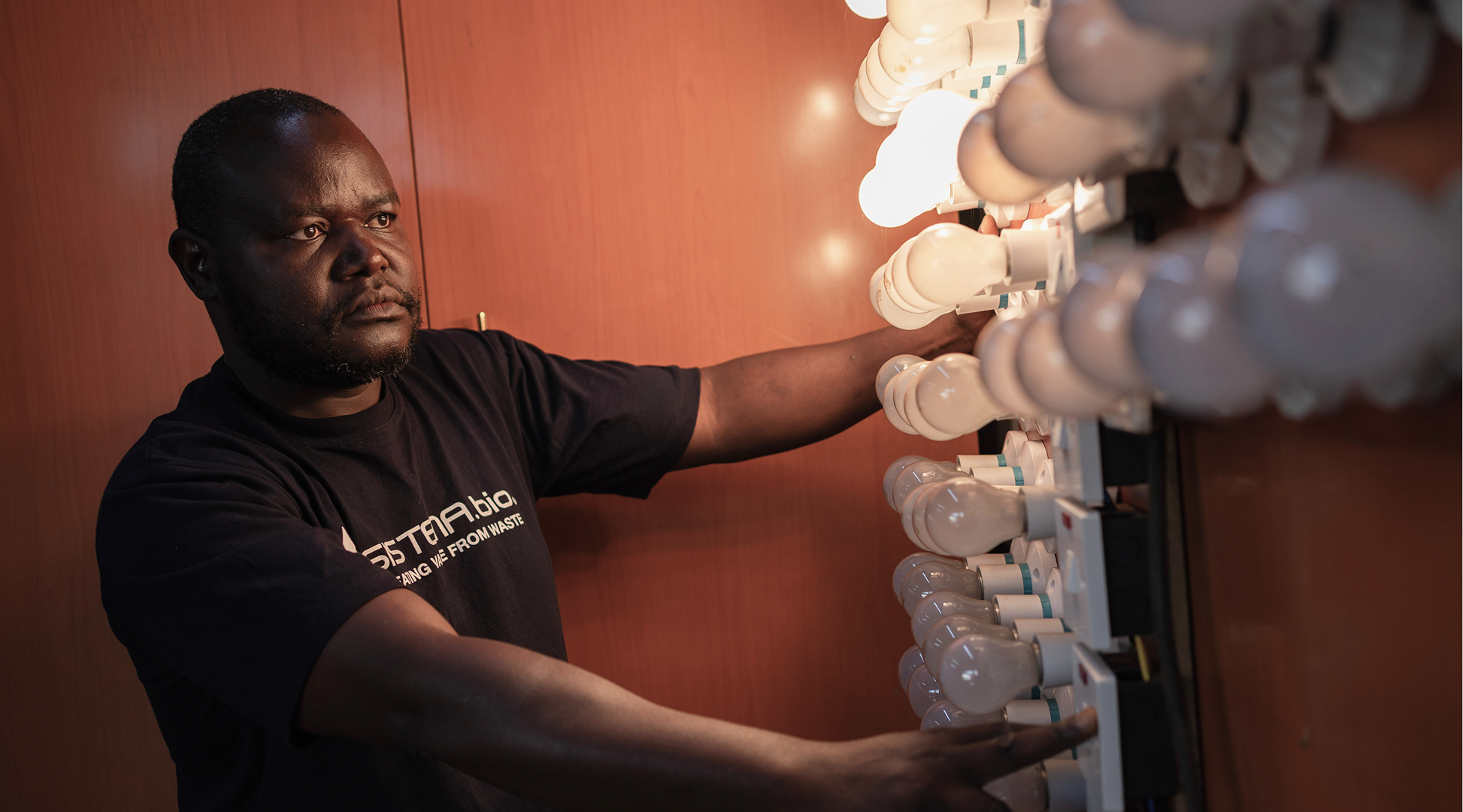  Sistema.bio staff John Nyateng runs an electricity test on a biogas generator. With GCF’s catalytic investment through KawiSafi Ventures Fund, companies like Sistema.bio scale renewable energy access, cut emissions, and drive local economic growth. Photo: GCF / Little Big Films