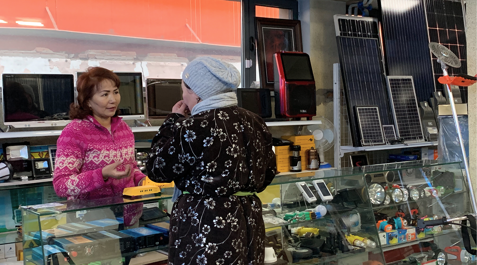  Entrepreneur Myagmarsuren sells solar panels to nomadic families without grid electricity access. Under this programme’s blended finance scheme, she overcame financing barriers to grow her business. MSMEs like hers enhance Mongolians' access to clean, renewable energy. Photo: GCF/Little Big Films