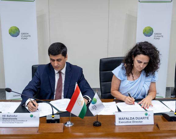 GCF Executive Director Mafalda Duarte and Chairman of the Committee of Environment Protection Sheralizoda Bahodur Ahmajon signed the privileges and immunities agreement between GCF and Tajikistan.