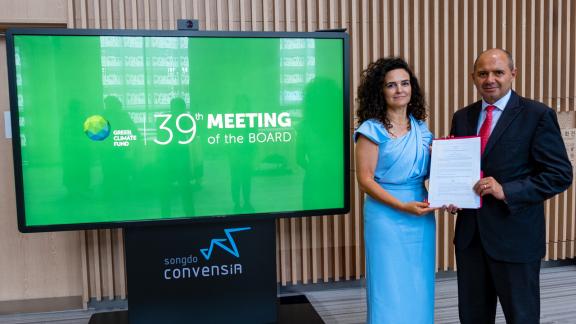 GCF Executive Director Mafalda Duarte and Vice Minister Foreign Affairs and Worship, Ambassador Alejandro Solano Ortiz at the signing of the privileges and immunities agreement between GCF and Costa Rica.