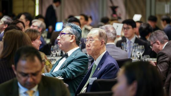 Sang-Hyup Kim, Director-General of GGGI and (R) Ban Ki-moon, former UN Secretary General and Chair GGGI Council at the GCF-GGGI conference in Seoul.