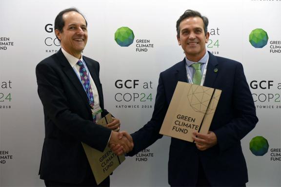 Claudio Alatorre, IDB, and Javier Manzanares, GCF, exchange project documents to begin investing USD 400 million in 4 transformative initiatives across Latin America and the Caribbean