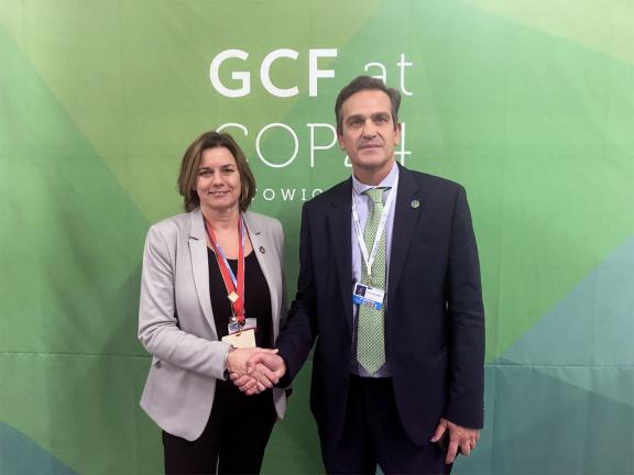 Isabella Lövin, Swedish Minister for International Development, discusses GCF's progress with Javier Manzanares