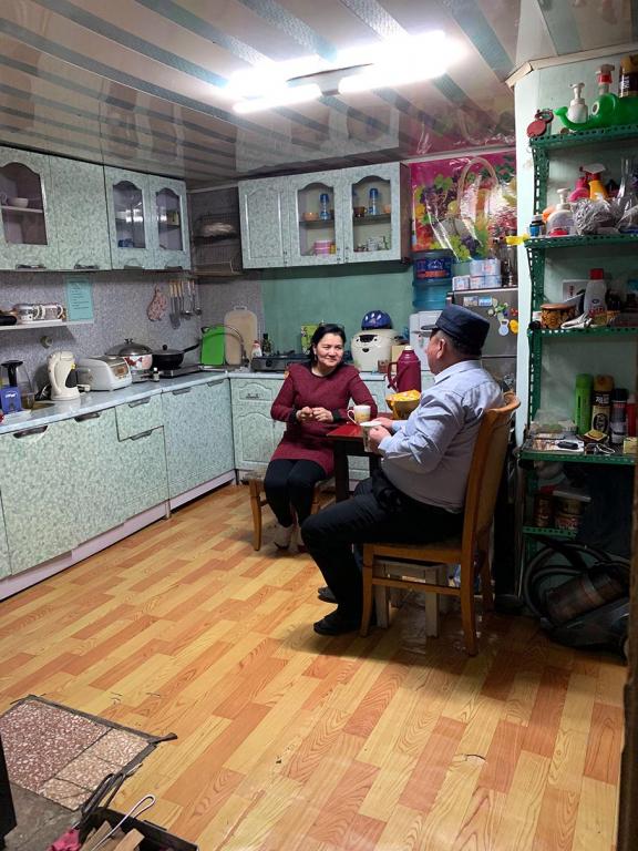 Otgonkhuu and Otgonbayar enjoying a hot cup of tea in their kitchen. Photo: GCF/Angeli Mendoza